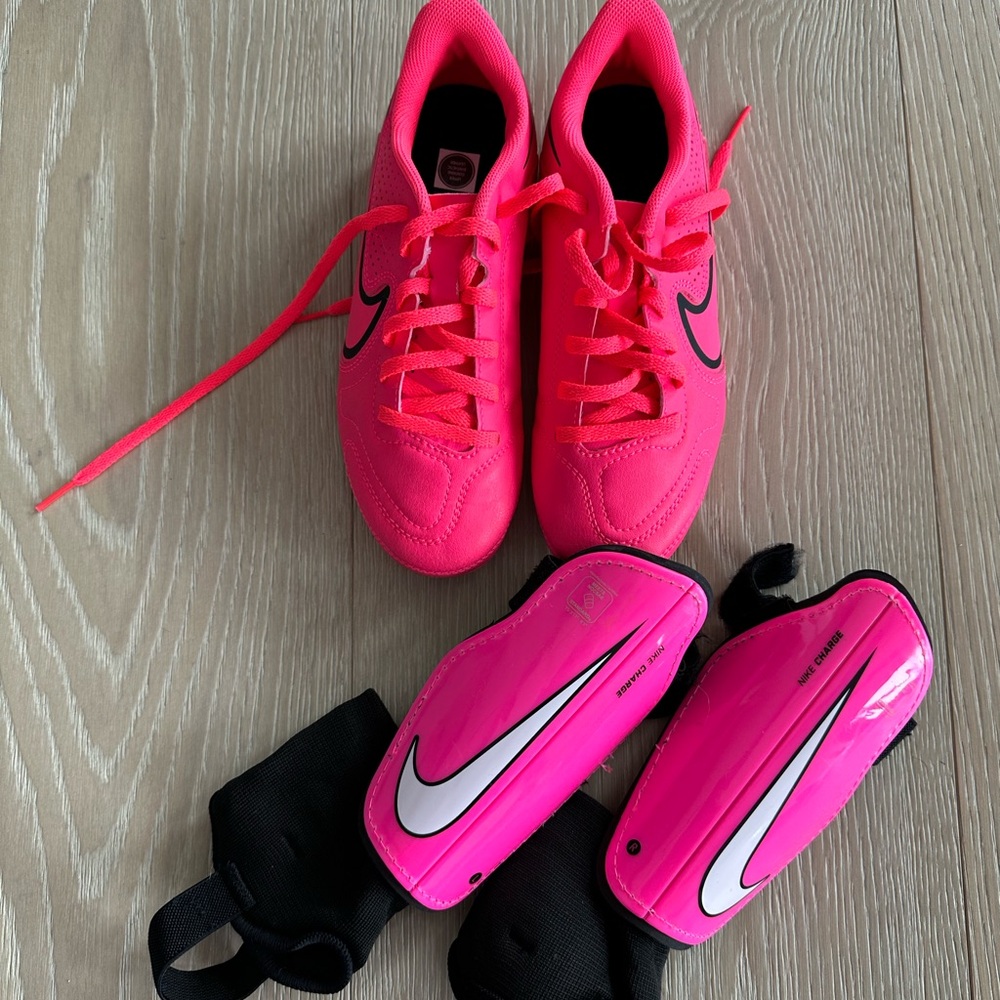 Nike TIEMPO soccer cleats + Nike Charge shin guards NWOT